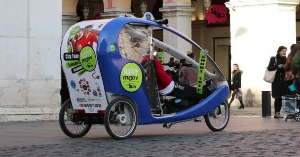 Nice France Enero 2019 Cycle Rickshaw Happymoov Company Driver Waiting — Vídeo de stock
