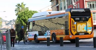 Nice, Fransa - 29 Ocak 2019: Sarı ve turuncu şehir otobüs (kaynakları d'Azur) durdu, trafik ışığı içinde Street Downtown çok hoş, French Riviera, Fransa, Avrupa - Dci 4k çözünürlük