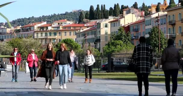 Nice França Janeiro 2019 Duas Belas Garotas Conversando Enquanto Caminham — Vídeo de Stock