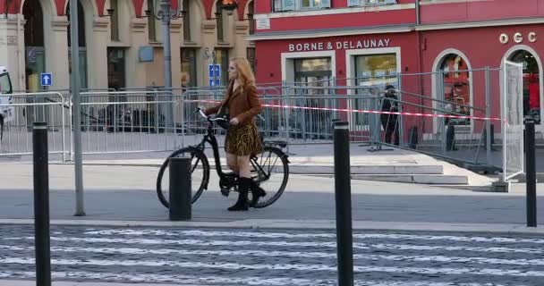 Nice Frankrijk Januari 2019 Mooie Jonge Vrouw Met Haar Fiets — Stockvideo