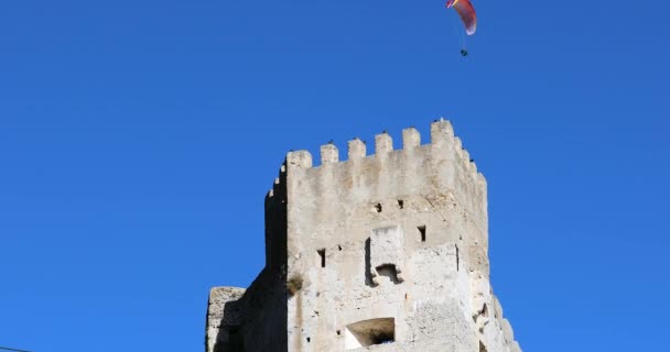 城のロクブリュヌ カップ マルタン青空にパラグライダー モナコ マントン間フランスでフランスの古い中世の村 フランスのリビエラ ヨーロッパ Dci — ストック動画