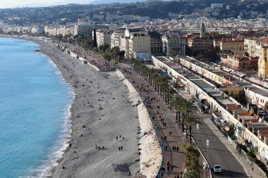 Nice, Fransa - 6 Şubat 2019: Promenade Des Anglais'e palmiye ağaçları, turistler, trafik, plaj ve Akdeniz'de güzel güzel havadan görünümü, Fransa, Avrupa