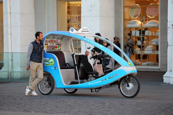 Niza Francia Febrero 2019 Ciclo Conductor Rickshaw Happymoov Empresa Esperando — Foto de Stock