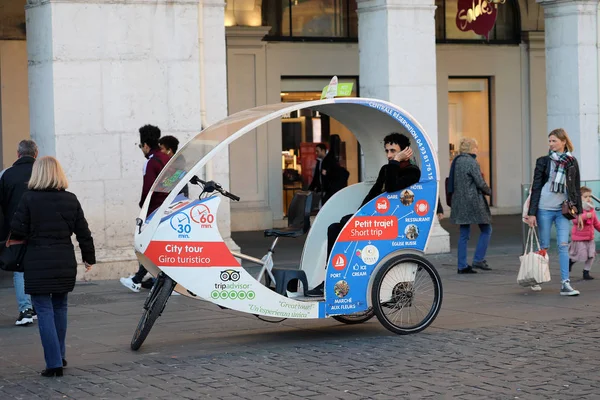 Niza Francia Febrero 2019 Cycle Rickshaw Driver Espera Sus Clientes — Foto de Stock