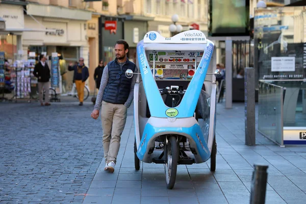 Niza Francia Febrero 2019 Ciclo Conductor Rickshaw Happymoov Empresa Esperando — Foto de Stock