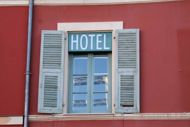 Hotel Sign pencere Nice, Fransa, Avrupa üzerinden. Görünümü kapatın