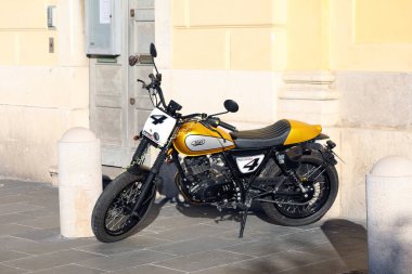 Nice, Fransa - 6 Şubat 2019: Modern ve güzel Mash 125 Dirt Track enjeksiyon Delphi motosiklet eski güzel, Fransız Riviera, Fransa, Avrupa, sokakta park