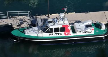 Nice, Fransa - 6 Şubat 2019: Pilot teknede güzel bağlantı noktasında Fransız Rivierası'nda, Alpes-Maritimes, Fransa, Avrupa - Dci 4k Video (Bateau Pilote)