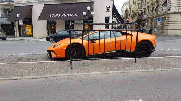 ニース フランス 2019 フランスのリビエラ フランス ヨーロッパ 映像にニースの市内中心部のルイ ヴィトン ストアの前に駐車して高級オレンジのランボルギーニ Huracan — ストック動画