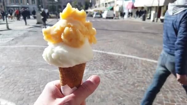 映像サン Remo イタリア ヨーロッパ の通りに彼の手でウェハ コーンでアイスクリームを保持して歩く男のハメ撮りビュー — ストック動画