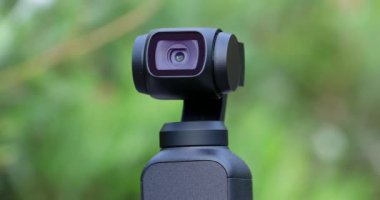 Küçük Gimbal kamera closeup, kafa otomatik olarak izleyen konu, yeşil doğa arka plan - Dci 4 k Video