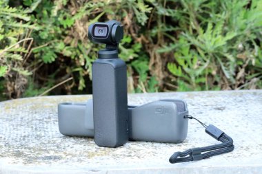 Roquebrune-Cap-Martin, Fransa-18 Şubat 2019: Yakın görünümü yeni ile DJI indeks işlem Osmo cep Gimbal kamera, en küçük 3-eksenli stabilize el