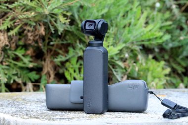 Roquebrune-Cap-Martin, Fransa-18 Şubat 2019: İle DJI indeks işlem Osmo cep Gimbal kamera açık havada, en küçük 3-eksenli stabilize el