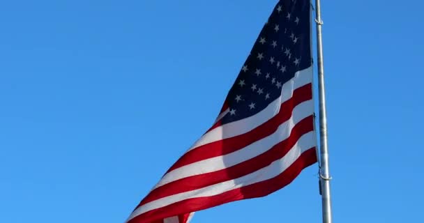 Giant American Flag Tähdet Raidat Vilkuttaa Tuulessa Vastaan Blue Sky — kuvapankkivideo