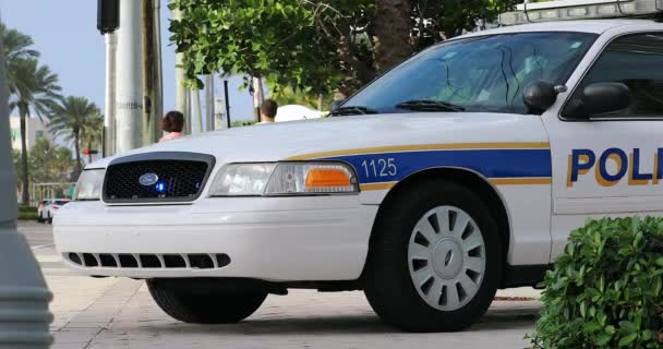Miami Floryda Usa Lutego 2019 Samochód Policyjny Migającymi Sygnalizatorami Zaparkowanych — Wideo stockowe