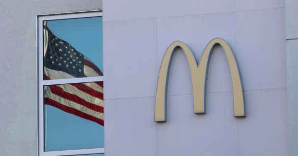 Orlando Florida Usa March 2019 Mcdonald Logo Wall Restaurant Reflection — 图库视频影像