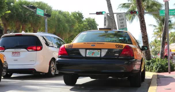 Miami Florida Estados Unidos Febrero 2019 Taxi Amarillo Ocean Drive — Vídeo de stock