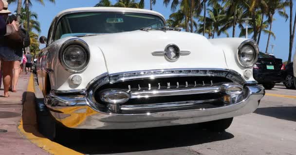 Miami Florida Usa February 2019 Yellow White 1955 Oldsmobile Super — стоковое видео