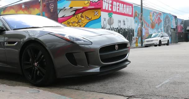 マイアミ フロリダ州 アメリカ合衆国 2019 マイアミの通りに駐車美しいジャガー タイプコンバーチブル ウィンウッドアート地区 フロリダ州 Dci 解像度 — ストック動画