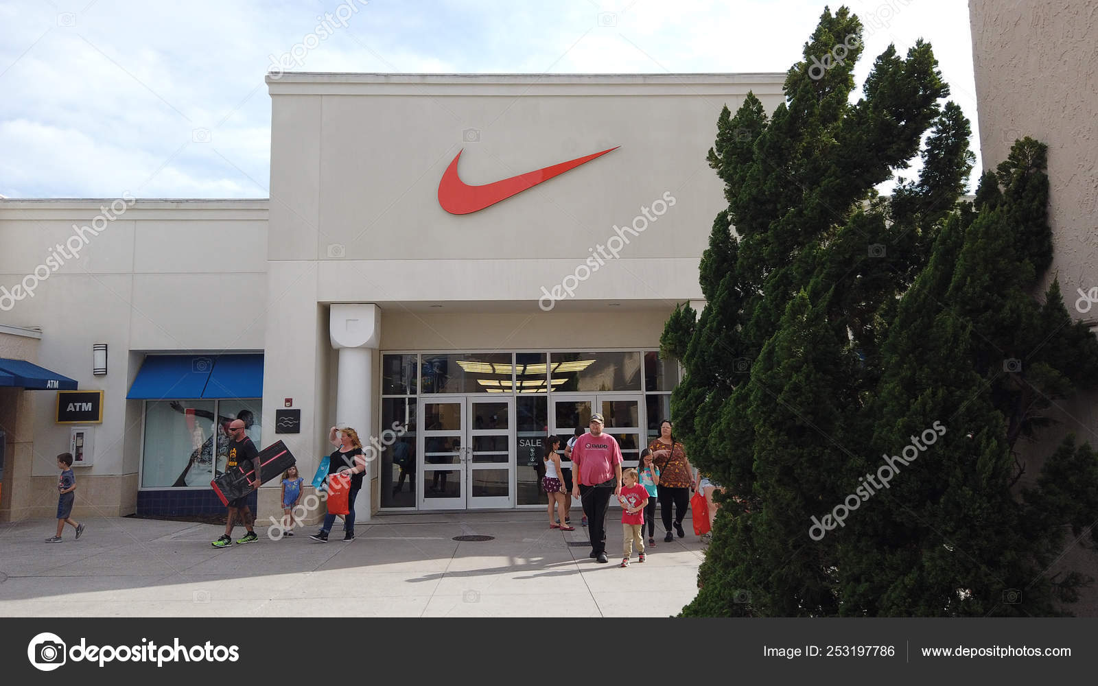 nike store at premium outlets