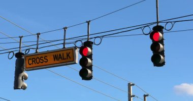 Kırmızı trafik ışık ve sokak Işareti üzerinde bir kablo üzerinde asılı The Blue Sky karşı yol üzerinde uluslararası sürücü Orlando, Florida, Amerika Birleşik Devletleri-dCi 4k çözünürlük