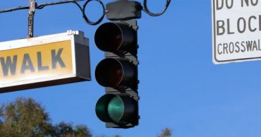 Yeşil trafik ışık ve sokak Işaretleri üzerinde bir kablo üzerinde asılı The mavi gökyüzü karşı The Blue Sky üzerinde uluslararası sürücü Orlando, Florida, Amerika Birleşik Devletleri-dCi 4k çözünürlük