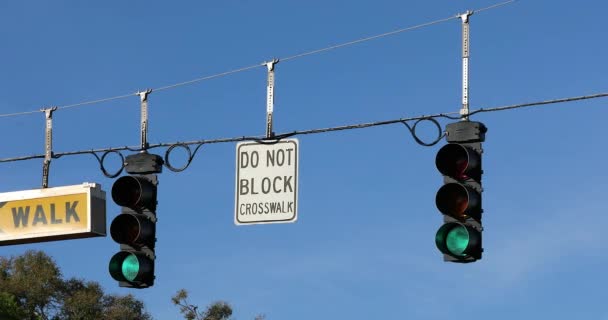 Dos Semáforos Verdes Señales Calle Colgando Cable Sobre Camino Contra — Vídeos de Stock