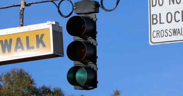 Grüne Ampel Und Straßenschilder Die Einem Kabel Über Der Straße — Stockvideo