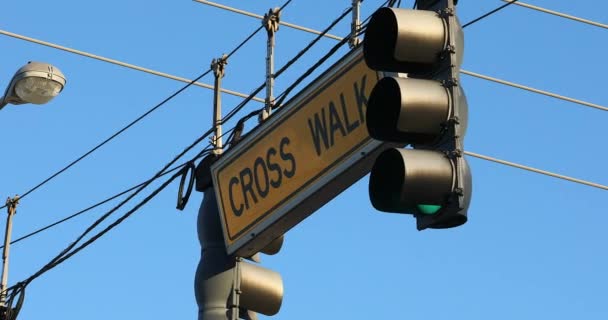 Dois Semáforos Com Sinal Cross Walk Pendurado Cabo Sobre Estrada — Vídeo de Stock