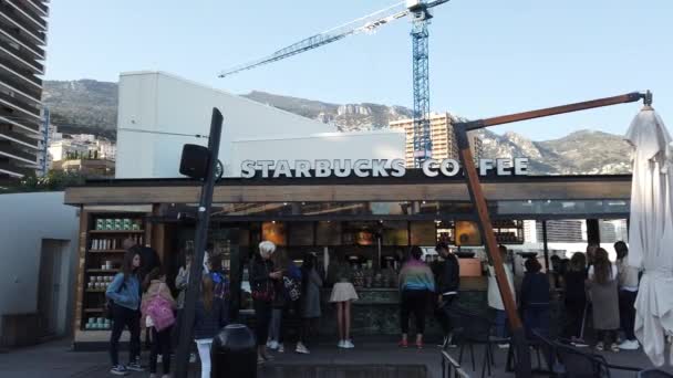 摩纳哥蒙特卡洛 2019年3月28日 在摩纳哥蒙特卡洛的屋顶露台上的星巴克咖啡 星巴克公司是一家美国全球咖啡公司和咖啡屋 法国里维埃拉 — 图库视频影像