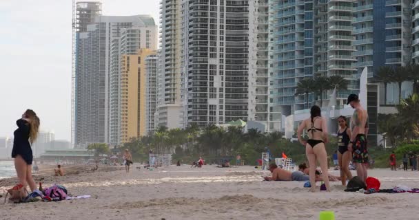 Miami Floryda Usa Lutego 2019 Ludzie Plaży Wysokim Wzrostem Budynki — Wideo stockowe