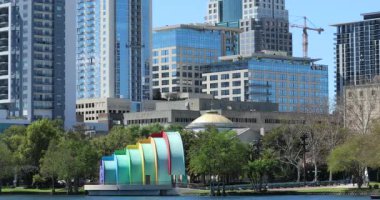 Orlando, Florida/ABD, 10 Mart, 2019: güzel Panoraması Orlando Downtown şehir silueti Ile Walt Disney Amfitiyatrosu, View by Lake Eola Park, Central Florida, Amerika Birleşik Devletleri-dCi 4k çözünürlük