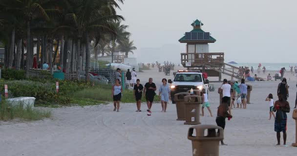 Miami Florida Usa Februari 2019 Mensen Het Strand Met Hoogbouw — Stockvideo