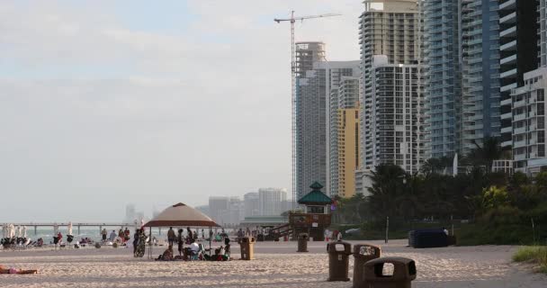 Miami Florida Usa Februari 2019 Människor Stranden Med Höghus Fler — Stockvideo