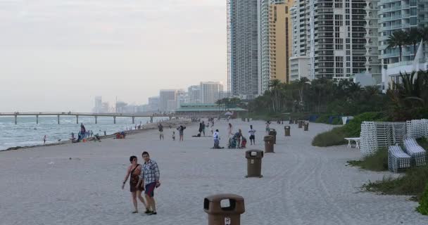 Miami Florida Usa Fevereiro 2019 Pessoas Praia Com Prédios Apartamentos — Vídeo de Stock