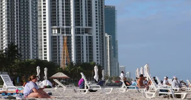 Miami Florida Usa Fevereiro 2019 Pessoas Praia Com Prédios Apartamentos — Vídeo de Stock