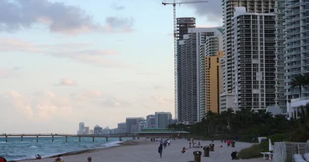 Майами Флорида Сша Февраля 2019 Года Люди Пляже Высокими Зданиями — стоковое видео