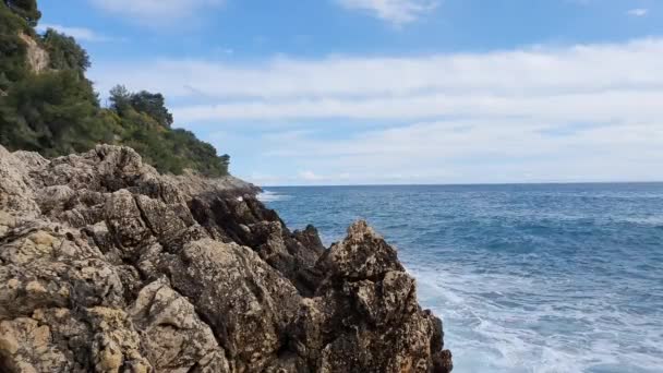 Entspannende Mediterrane Meereswellen Die Auf Felsen Krachen Roquebrune Cap Martin — Stockvideo