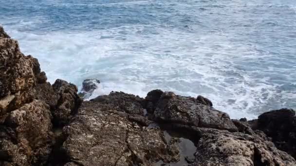 Des Vagues Relaxantes Mer Méditerranée Écrasent Sur Des Rochers Roquebrune — Video