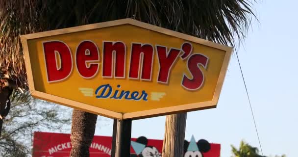 Orlando Florida Usa March 2019 Denny Diner Restaurant Sign Giant — стоковое видео