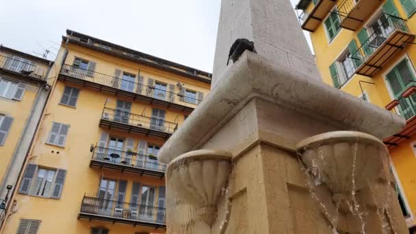 浪漫喷泉与鸽子在尼斯老城 地方罗塞蒂 流水的声音 法国里维埃拉 — 图库视频影像