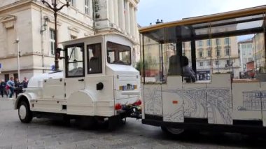 Nice, Fransa - 11 Nisan 2019: Gezi için Beyaz Turist Tren Turu, Place Du Palais De Justice Fransız Rivierası, Fransa, Avrupa Nice Şehir Merkezinde - 4k Video
