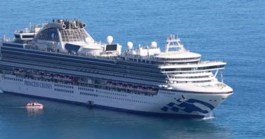 Monte-Carlo, Monako - 8 Nisan 2019: Safir Prenses (Princess Cruises Company) Cruise Ship Sailing Across The Mediterranean, French Riviera, Fransa, Avrupa - Dci 4k Video
