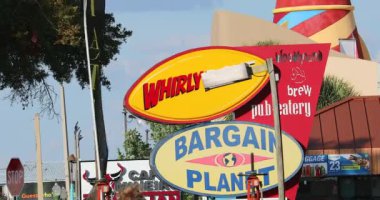 Orlando, Florida / Abd, 3 Mart 2019: Bargain Planet Souvenir Gift Shop Attraction Sign, Dev Billboard Reklam Paneli Orlando Uluslararası Sürücü On, Orta Florida, Amerika Birleşik Devletleri - Dci 4k Çözünürlük
