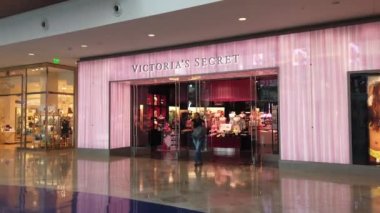 Orlando, Florida / Abd, 12 Mart 2019: Victoria's Secret Store Front In The Mall At Millenia In Orlando, Florida, AMERIKA Birleşik Devletleri. Victoria's Secret En Büyük Amerikan Perakendeci Kadın Lingerie of - 4k Çözünürlük