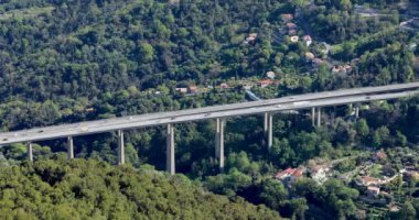Menton, Fransa - 19 Nisan 2019: Fransız Rivierası'nda Menton (Viaduc du Carei) Ile Bir Otoyol Köprüsü Üzerinde Hareket Eden Araçların Havadan Görünümü, Fransa Avrupa - Dci 4k Çözünürlük