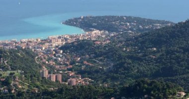Roquebrune-Cap-Martin Ve Cap Martin Şehrinin Güzel Havadan Görünümü, Binalar, Evler, Ağaçlar ve Akdeniz'deki Tepeler, Fransız Rivierası, Fransa Avrupa - Dci 4k Çözünürlük