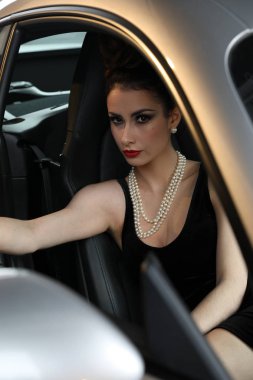 Bir Porsch Poz Bir İnci Kolye ile Güzel Model