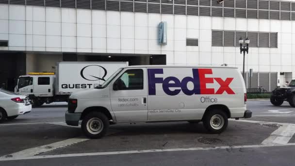 迈阿密 佛罗里达州 2019年2月25日 白色Fedex办公室送货车停在迈阿密市中心 佛罗里达州 4K决议 — 图库视频影像