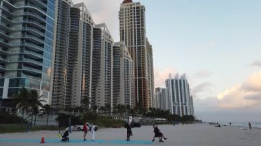 Miami, Florida / Abd, 23 Şubat 2019: Sunny Isles Beach Of Skyscrapers In The Evening, North Miami Beach, Florida, Amerika Birleşik Devletleri - 4k Çözünürlük
